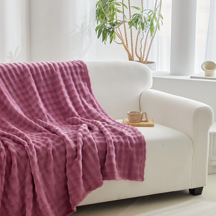 91家纺网 家纺一手货源 找家纺 巴木赫 2024新款法兰绒泡泡卷边毯子毛毯 玫红