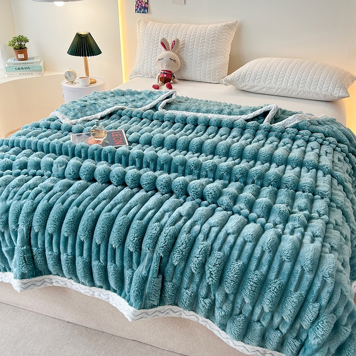 91家纺网 家纺一手货源 找家纺 芸锦豪 2024新款仿裘皮兔绒毛毯竹节绒包边款毛毯 青竹绿