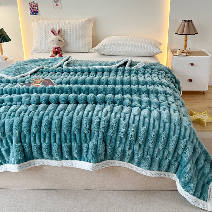 91家纺网 家纺一手货源 找家纺 芸锦豪 2024新款仿裘皮兔绒毛毯竹节绒包边款毛毯 青竹绿