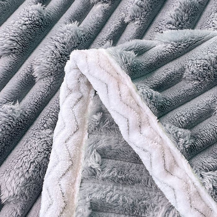 91家纺网 家纺一手货源 找家纺 芸锦豪 2024新款仿裘皮兔绒毛毯竹节绒包边款毛毯 湖蓝