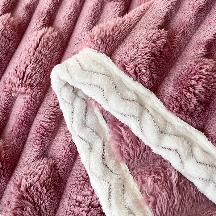 91家纺网 家纺一手货源 找家纺 芸锦豪 2024新款仿裘皮兔绒毛毯竹节绒包边款毛毯 典雅紫