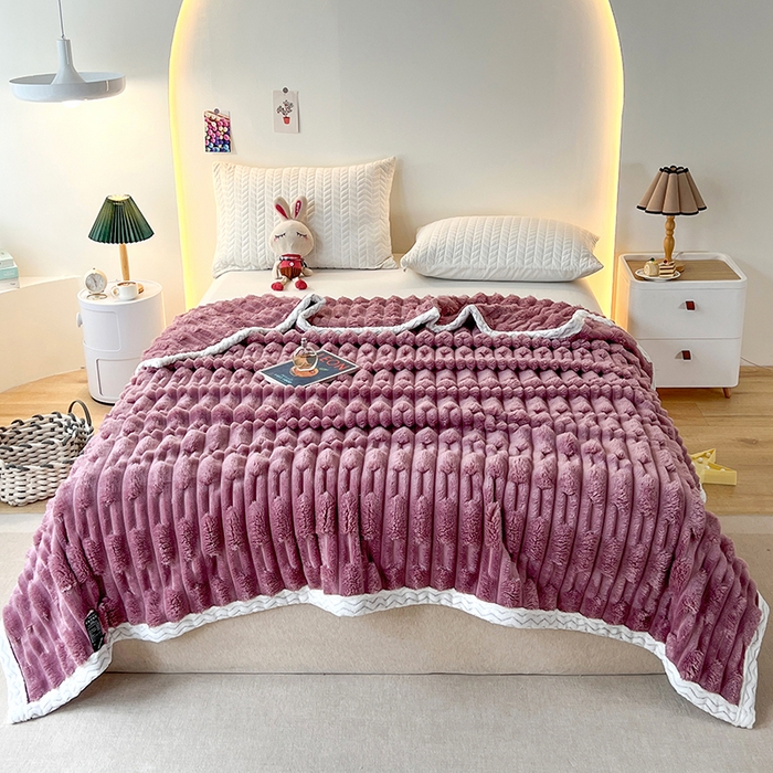 91家纺网 家纺一手货源 找家纺 芸锦豪 2024新款仿裘皮兔绒毛毯竹节绒包边款毛毯 典雅紫