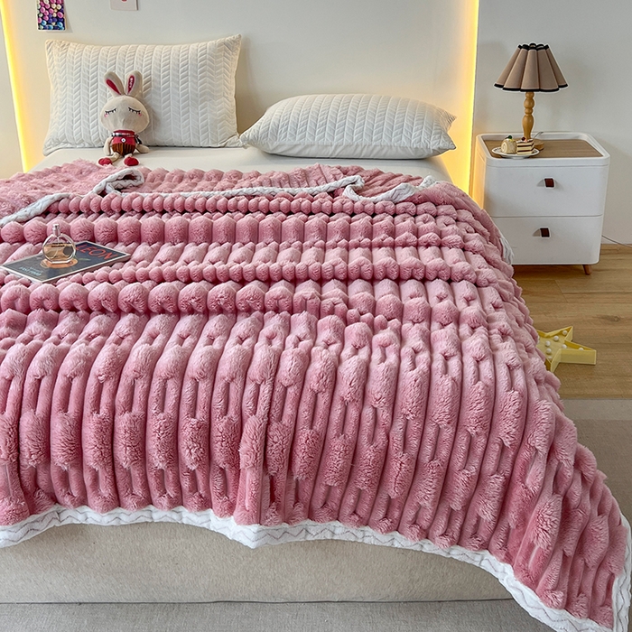 91家纺网 家纺一手货源 找家纺 芸锦豪 2024新款仿裘皮兔绒毛毯竹节绒包边款毛毯 玫瑰粉