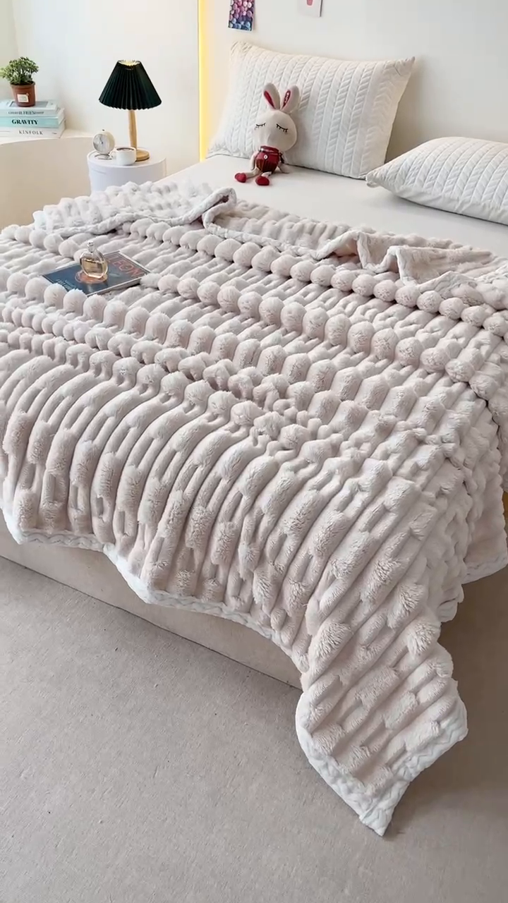 91家纺网 家纺一手货源 找家纺 芸锦豪 2024新款仿裘皮兔绒毛毯竹节绒包边款毛毯 米杏