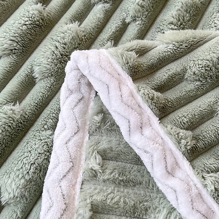 91家纺网 家纺一手货源 找家纺 芸锦豪 2024新款仿裘皮兔绒毛毯竹节绒包边款毛毯 抹茶绿