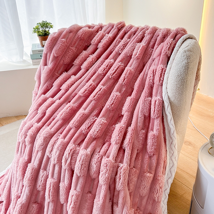 91家纺网 家纺一手货源 找家纺 芸锦豪 2024新款仿裘皮兔绒毛毯竹节绒包边款毛毯 玫瑰粉
