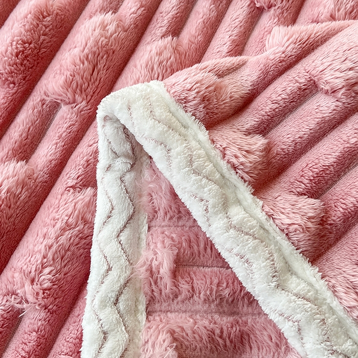 91家纺网 家纺一手货源 找家纺 芸锦豪 2024新款仿裘皮兔绒毛毯竹节绒包边款毛毯 玫瑰粉