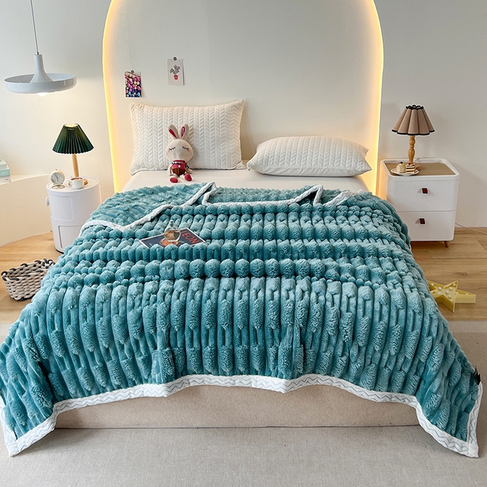 91家纺网 家纺一手货源 找家纺 芸锦豪 2024新款仿裘皮兔绒毛毯竹节绒包边款毛毯 青竹绿