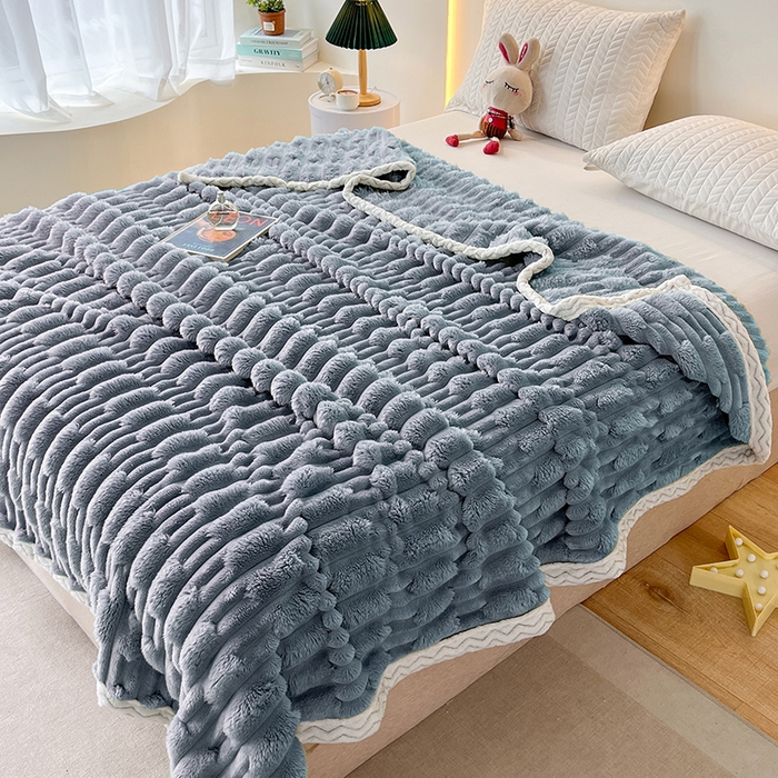 91家纺网 家纺一手货源 找家纺 芸锦豪 2024新款仿裘皮兔绒毛毯竹节绒包边款毛毯 湖蓝