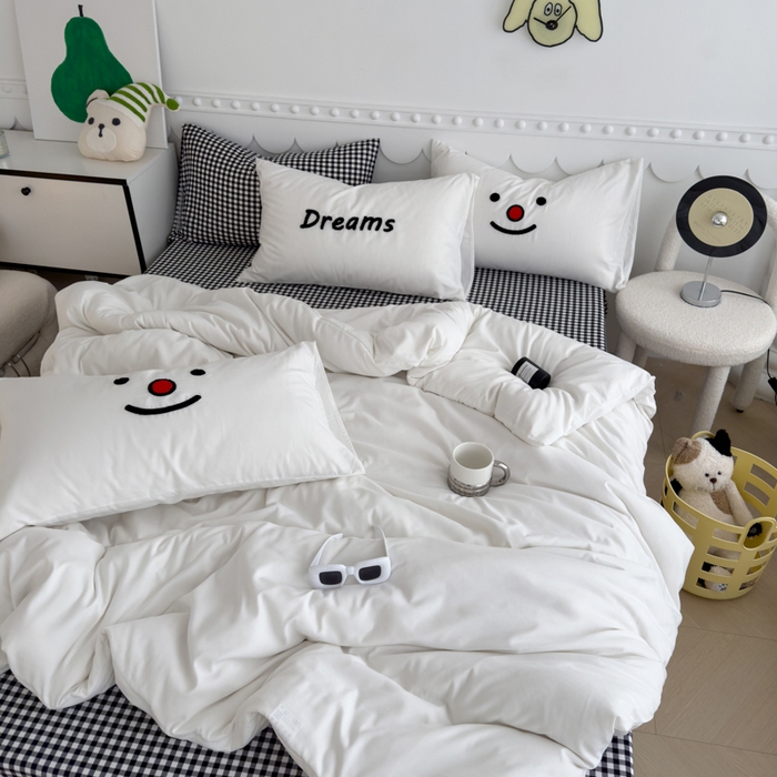 91家纺网 家纺一手货源 找家纺 曼谷家纺 新款软糯糯个性毛巾绣四件套磨毛床上用品水洗棉三件套件 微笑格子