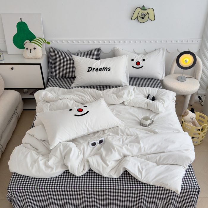 91家纺网 家纺一手货源 找家纺 曼谷家纺 新款软糯糯个性毛巾绣四件套磨毛床上用品水洗棉三件套件 微笑格子