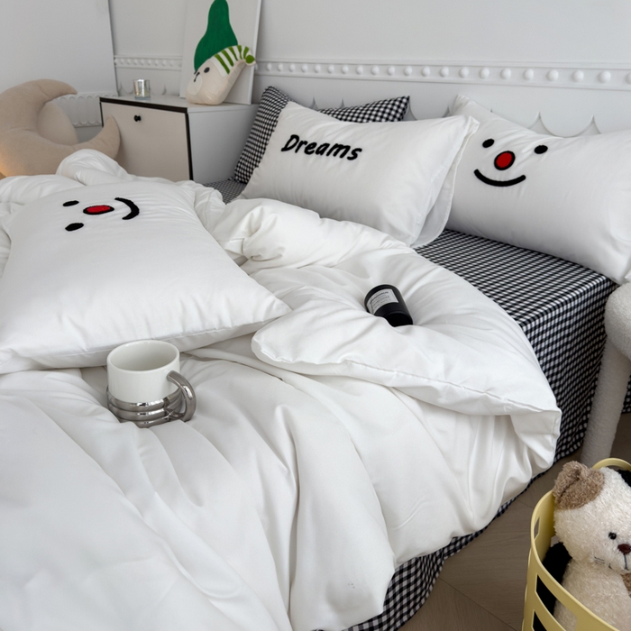 91家纺网 家纺一手货源 找家纺 曼谷家纺 新款软糯糯个性毛巾绣四件套磨毛床上用品水洗棉三件套件 微笑格子