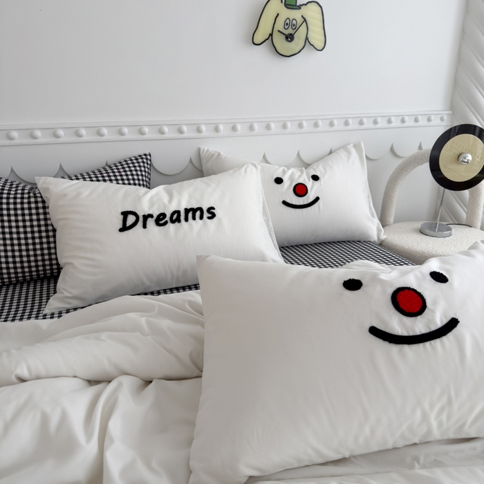 91家纺网 家纺一手货源 找家纺 曼谷家纺 新款软糯糯个性毛巾绣四件套磨毛床上用品水洗棉三件套件 微笑格子