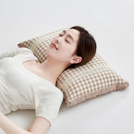 91家纺网 家纺一手货源 找家纺 乐可 2024新款水洗棉花边蕾丝荞麦枕 水洗棉花边蕾丝荞麦枕-咖色