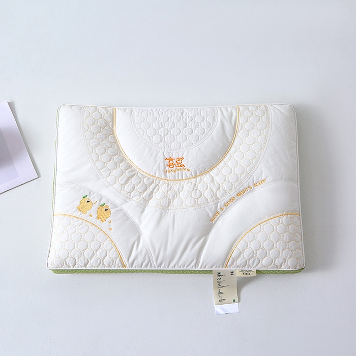 91家纺网 家纺一手货源 找家纺 糖果枕芯 2024新款儿童枕芯分区护颈学生枕头40x60cm 喜豆绿色边