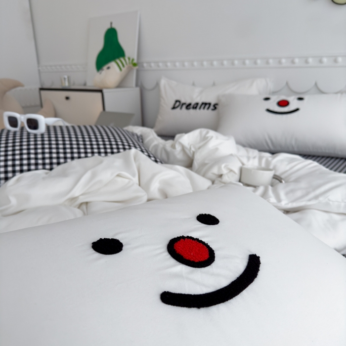 91家纺网 家纺一手货源 找家纺 曼谷家纺 新款软糯糯个性毛巾绣四件套磨毛床上用品水洗棉三件套件 微笑格子