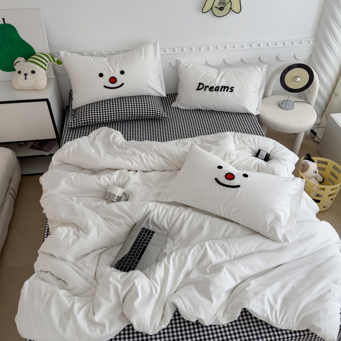 91家纺网 家纺一手货源 找家纺 曼谷家纺 新款软糯糯个性毛巾绣四件套磨毛床上用品水洗棉三件套件 微笑格子