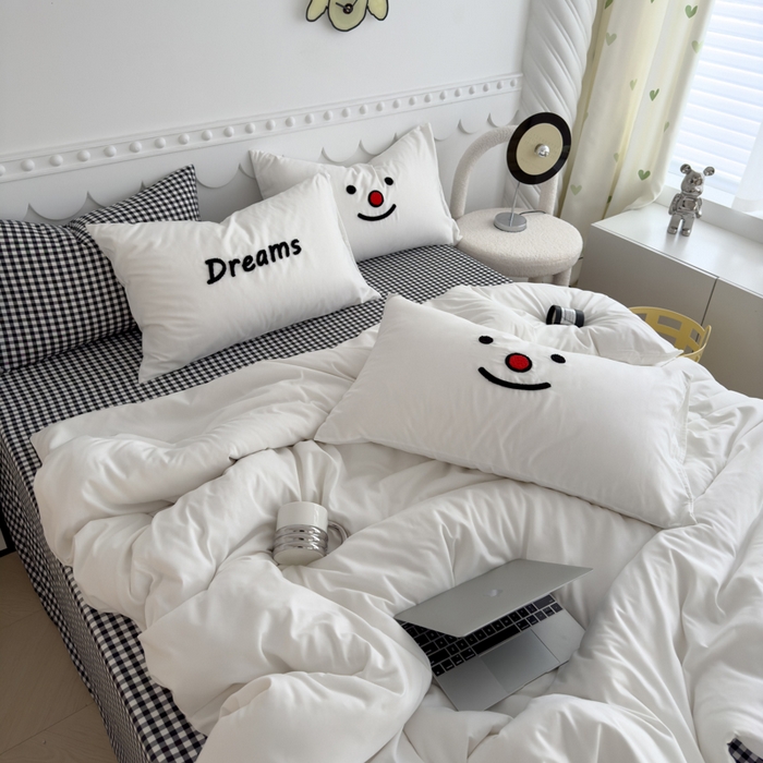 91家纺网 家纺一手货源 找家纺 曼谷家纺 新款软糯糯个性毛巾绣四件套磨毛床上用品水洗棉三件套件 微笑格子