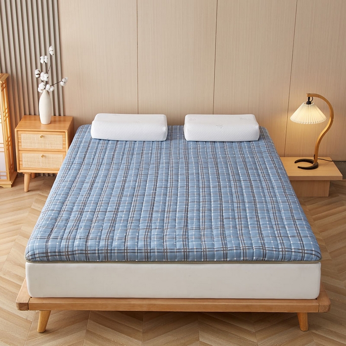 91家纺网 家纺一手货源 找家纺 暖季家纺 2025新款A类全棉无印风棉花床垫系列成人款 简兮蓝