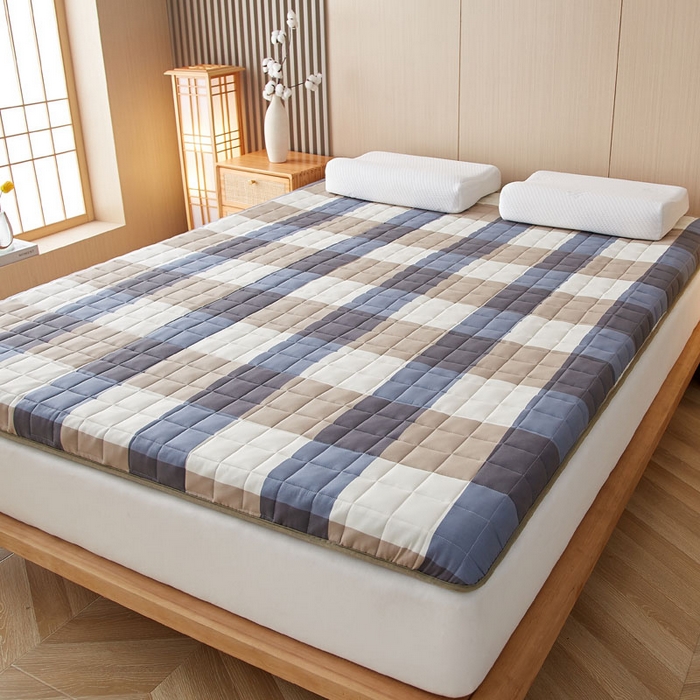 91家纺网 家纺一手货源 找家纺 暖季家纺 2025新款A类全棉无印风棉花床垫系列成人款 蓝大格