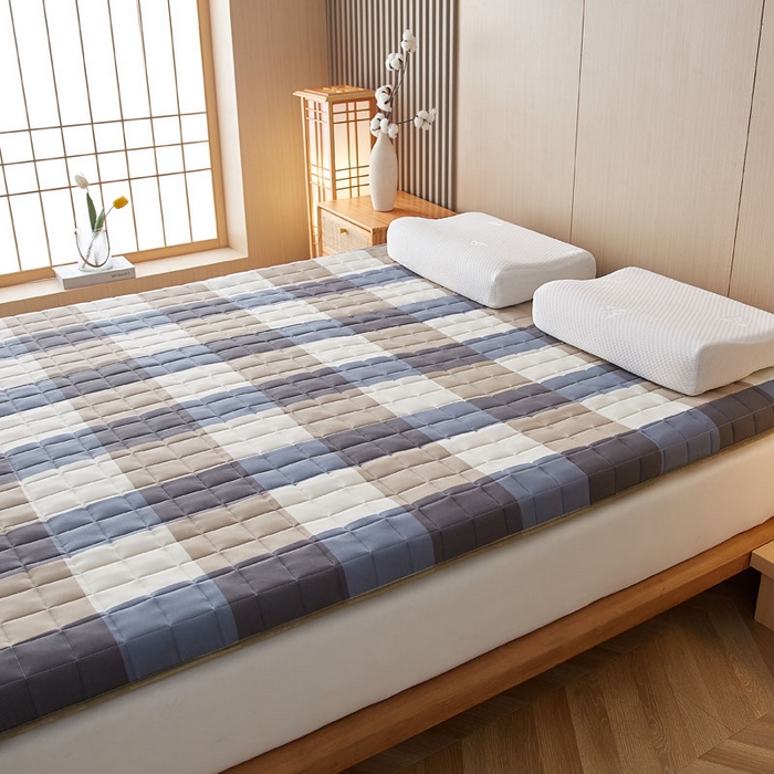 91家纺网 家纺一手货源 找家纺 暖季家纺 2025新款A类全棉无印风棉花床垫系列成人款 蓝大格