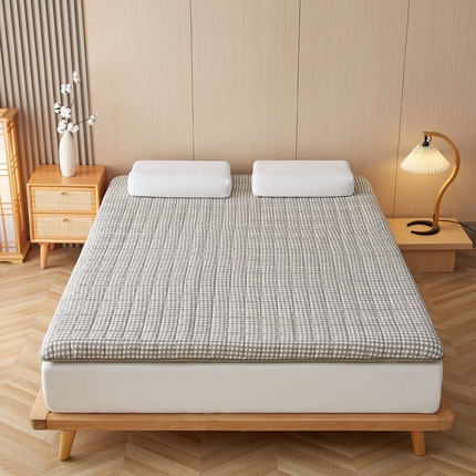 91家纺网 家纺一手货源 找家纺 暖季家纺 2025新款A类全棉无印风棉花床垫系列成人款 绿小格