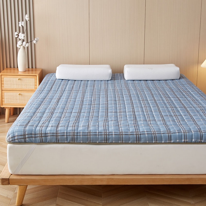 91家纺网 家纺一手货源 找家纺 暖季家纺 2025新款A类全棉无印风棉花床垫系列成人款 简兮蓝