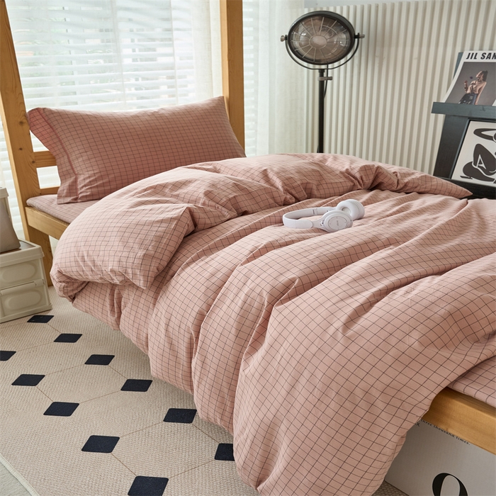 91家纺网 家纺一手货源 找家纺 三沁 2024新款全棉色织水洗棉开学季学生六件套 潮格豆沙