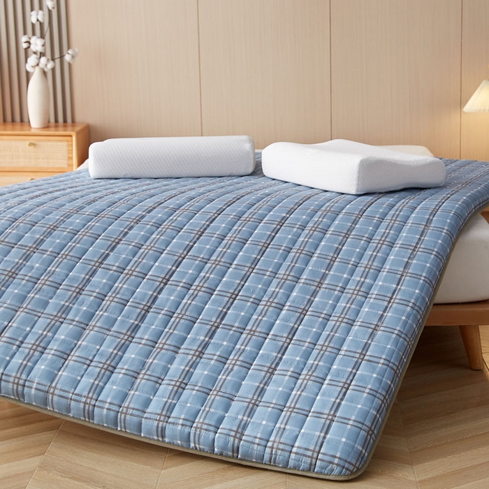 91家纺网 家纺一手货源 找家纺 暖季家纺 2025新款A类全棉无印风棉花床垫系列成人款 简兮蓝