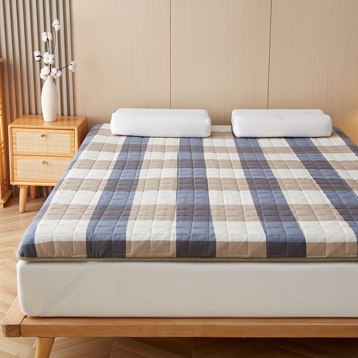 91家纺网 家纺一手货源 找家纺 暖季家纺 2025新款A类全棉无印风棉花床垫系列成人款 蓝大格