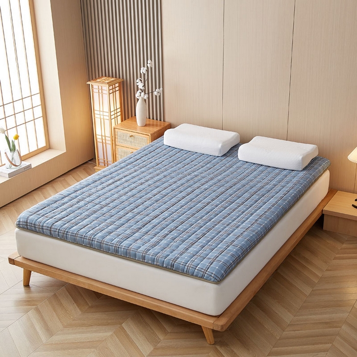 91家纺网 家纺一手货源 找家纺 暖季家纺 2025新款A类全棉无印风棉花床垫系列成人款 简兮蓝