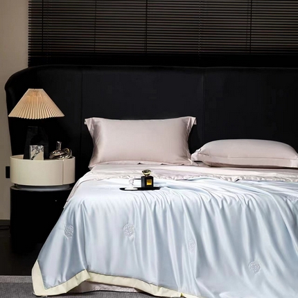 91家纺网 家纺一手货源 找家纺 丽卡家纺  家居馆 2025新款冰肌玉骨撞色天丝夏被四件套 蓝色+香槟色