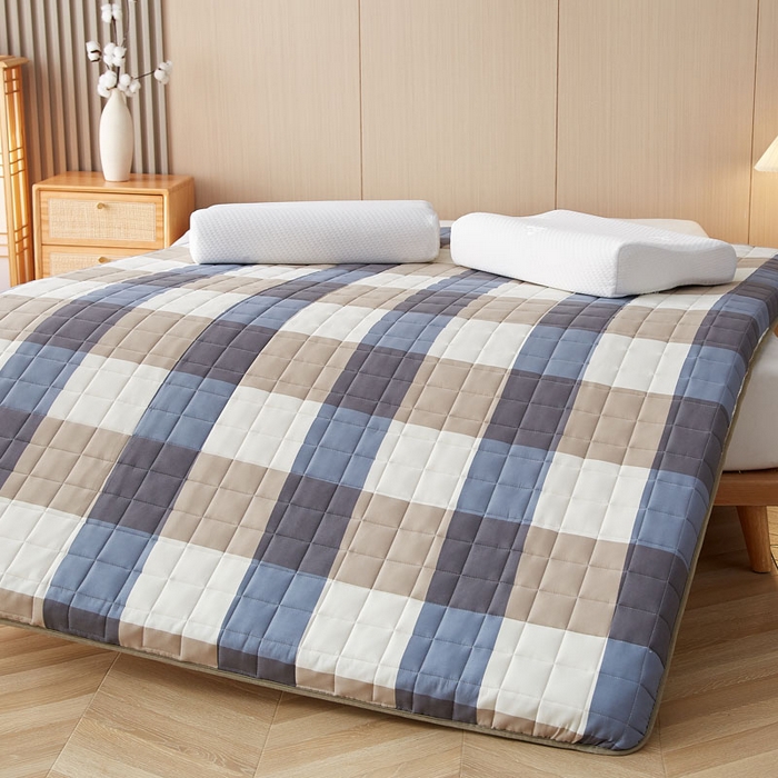 91家纺网 家纺一手货源 找家纺 暖季家纺 2025新款A类全棉无印风棉花床垫系列成人款 蓝大格