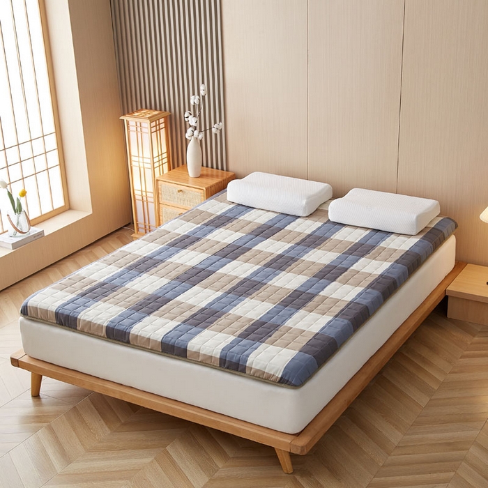 91家纺网 家纺一手货源 找家纺 暖季家纺 2025新款A类全棉无印风棉花床垫系列成人款 蓝大格