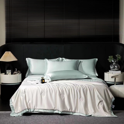 91家纺网 家纺一手货源 找家纺 丽卡家纺  家居馆 2025新款冰肌玉骨撞色天丝夏被四件套 水绿+象白玉