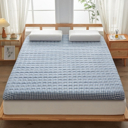 91家纺网 家纺一手货源 找家纺 暖季家纺 2025新款A类全棉无印风棉花床垫系列成人款 蓝小格