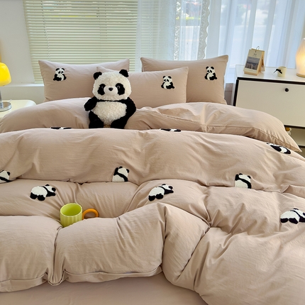 91家纺网 家纺一手货源 找家纺 寐时代 2024新款A类水洗亲肤立体毛巾绣四件套四季通用款 熊猫乐园