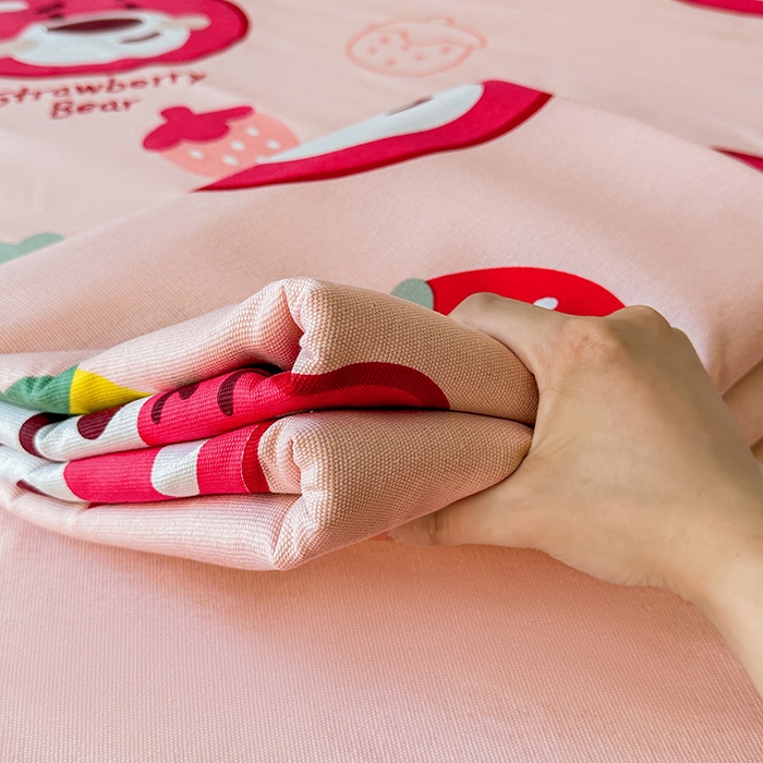 91家纺网 家纺一手货源 找家纺 晓时候 2025新款原棉老粗布床单印花凉席三件套软凉席 草莓熊