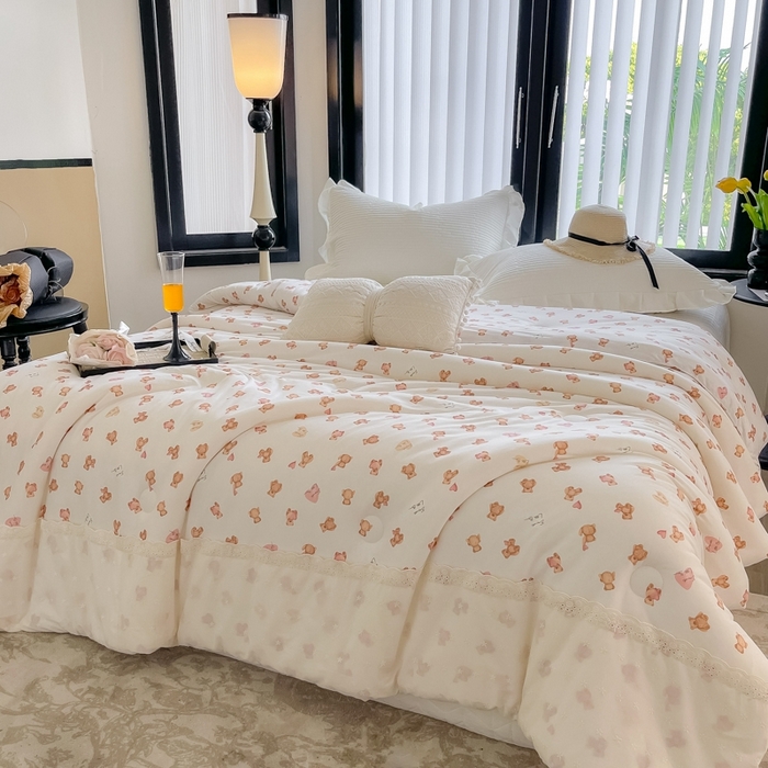 91家纺网 家纺一手货源 找家纺 奈萝家纺 2024新款法式花边款针织夏被春秋被可机洗 爱心熊