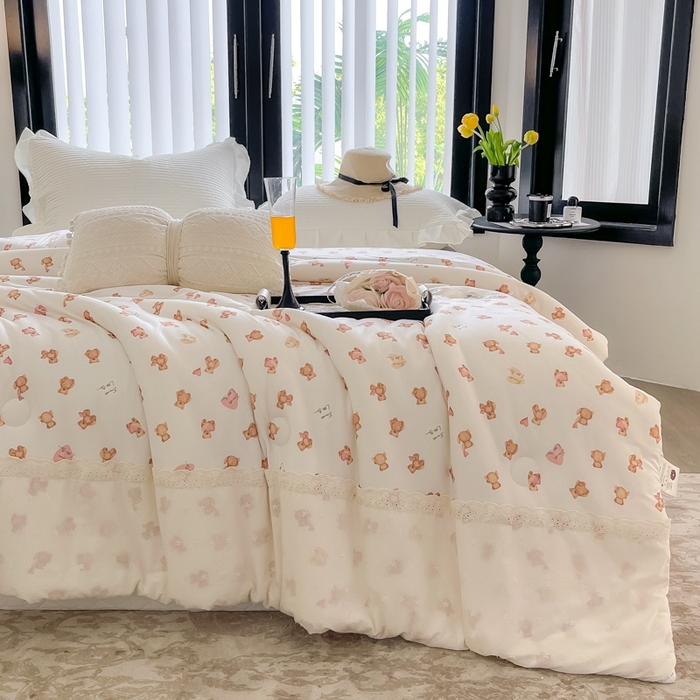 91家纺网 家纺一手货源 找家纺 奈萝家纺 2024新款法式花边款针织夏被春秋被可机洗 爱心熊