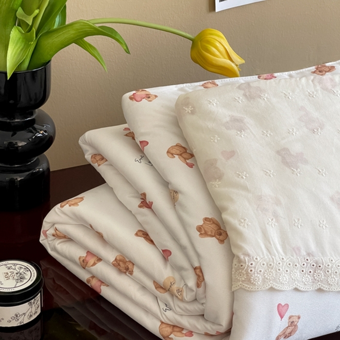 91家纺网 家纺一手货源 找家纺 奈萝家纺 2024新款法式花边款针织夏被春秋被可机洗 爱心熊