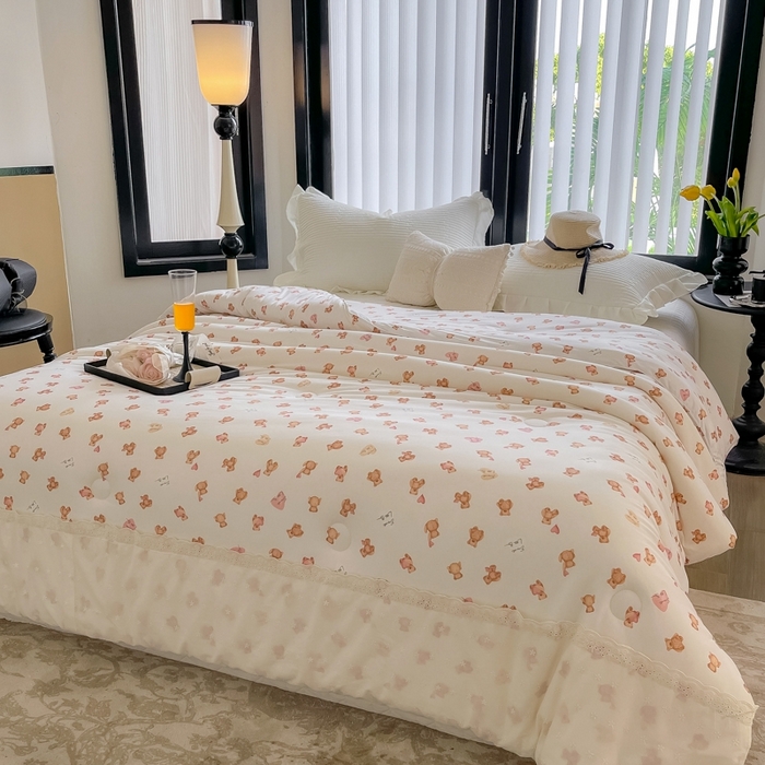 91家纺网 家纺一手货源 找家纺 奈萝家纺 2024新款法式花边款针织夏被春秋被可机洗 爱心熊