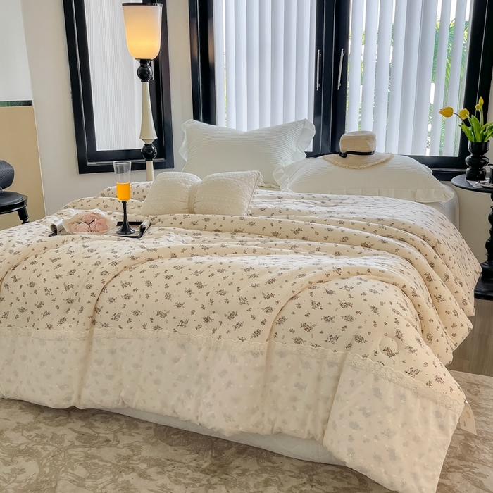 91家纺网 家纺一手货源 找家纺 奈萝家纺 2024新款法式花边款针织夏被春秋被可机洗 春日情