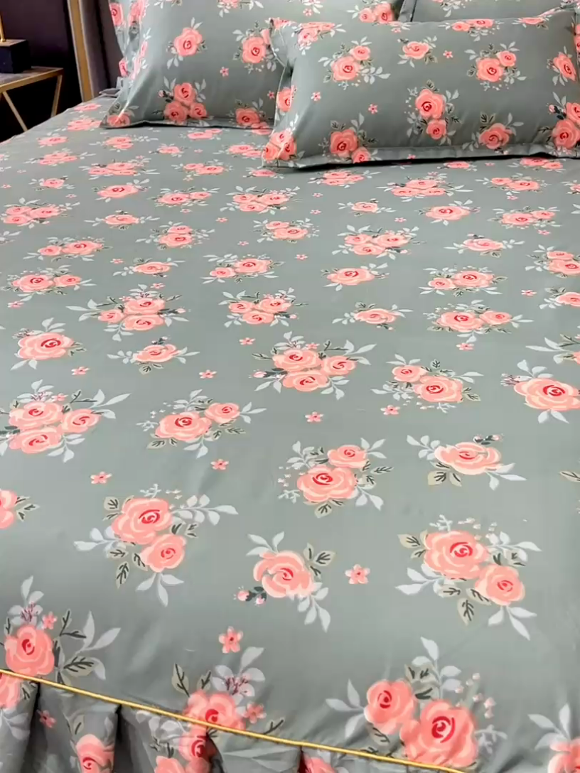 91家纺网 家纺一手货源 找家纺 小雨家纺 2026新款芦荟棉床裙三件套 春暖花开深绿