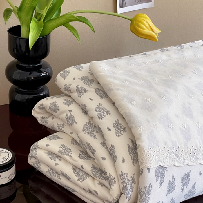 91家纺网 家纺一手货源 找家纺 奈萝家纺 2024新款法式花边款针织夏被春秋被可机洗 南法假日