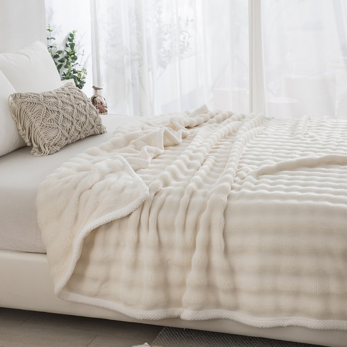 91家纺网 家纺一手货源 找家纺 卉晨家纺 2024新款牛奶绒兔毛绒空调毯午睡毯泡泡毛毯 简约白