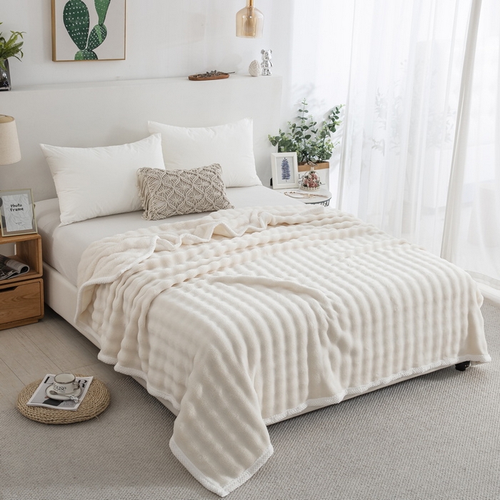 91家纺网 家纺一手货源 找家纺 卉晨家纺 2024新款牛奶绒兔毛绒空调毯午睡毯泡泡毛毯 简约白