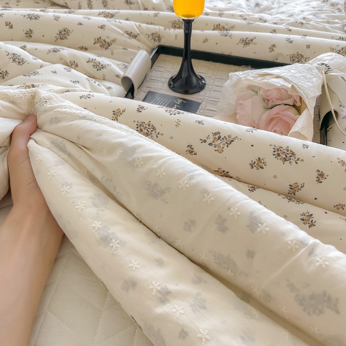 91家纺网 家纺一手货源 找家纺 奈萝家纺 2024新款法式花边款针织夏被春秋被可机洗 春日情