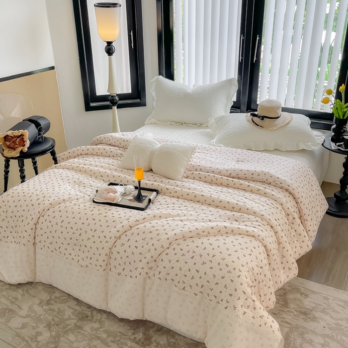 91家纺网 家纺一手货源 找家纺 奈萝家纺 2024新款法式花边款针织夏被春秋被可机洗 春天里