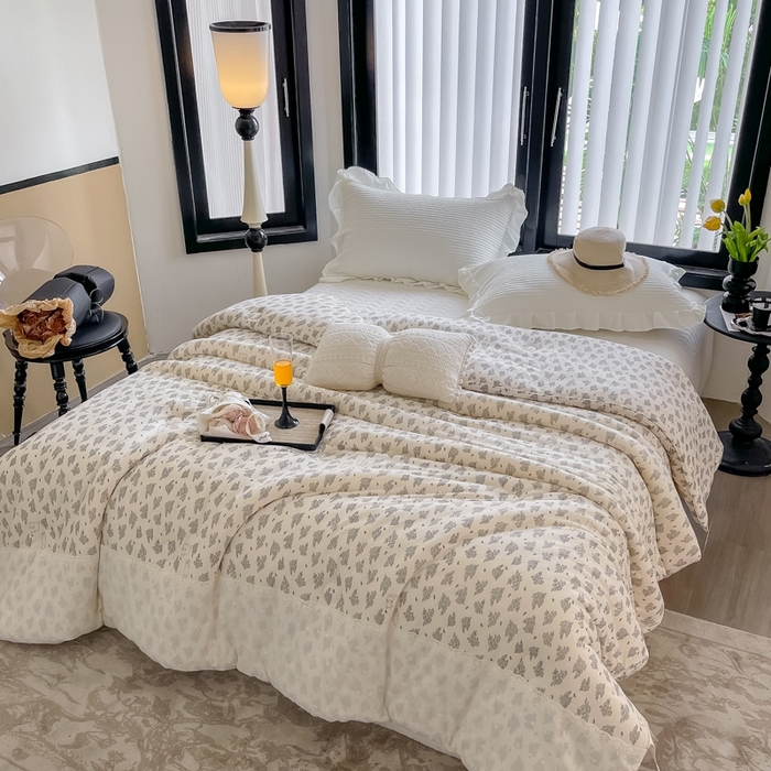 91家纺网 家纺一手货源 找家纺 奈萝家纺 2024新款法式花边款针织夏被春秋被可机洗 南法假日